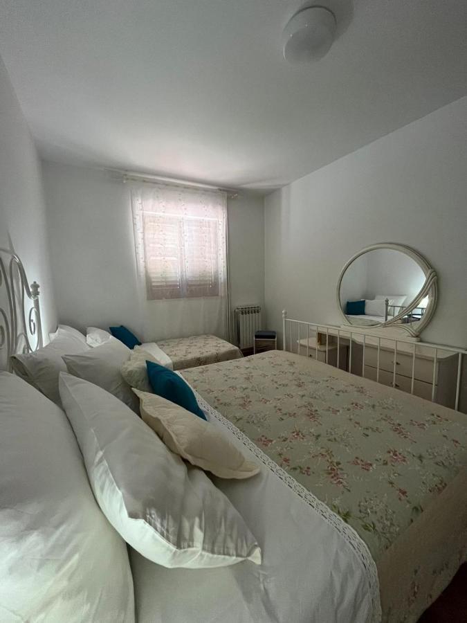 Apartment With Swimming Pool イェルサ エクステリア 写真